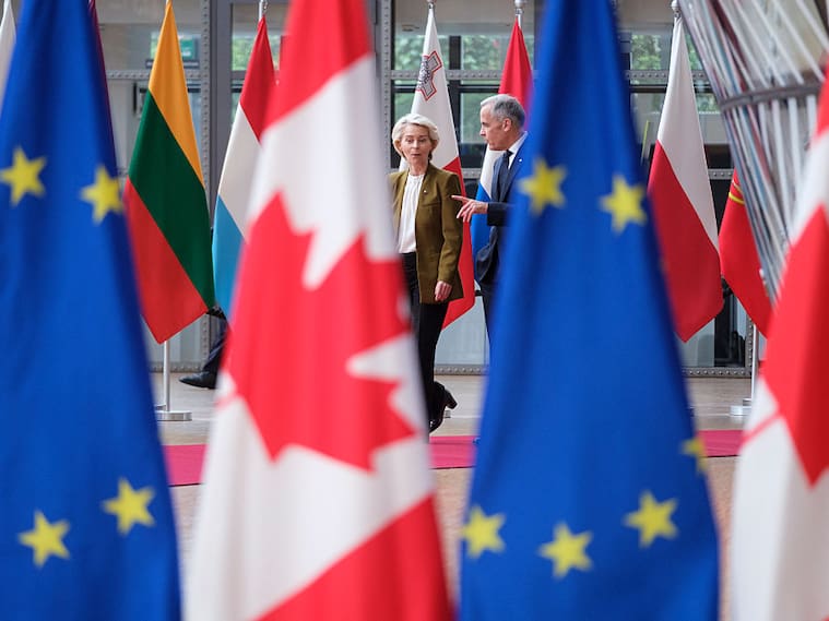 La presidenta de la Comisión Europea, Ursula von der Leyen, junto al primer ministro de Canadá, Mark Carney. Getty Images