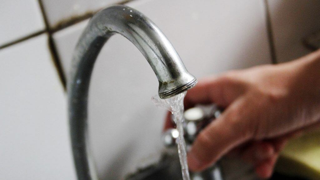 22 de Enero 2012/SANTIAGO
Corte de agua en diversas comunas de Santiago, afecta a capitalinos, tras aludes en el sector de San Jose de Maipo, el cual comenzo durante la madrugada y oficial mente a las 8:30 por parte de la compañía distribuidora del suministro básico. 

FOTO: JOSE FRANCISCO ZUNIGA/AGENCIAUNO