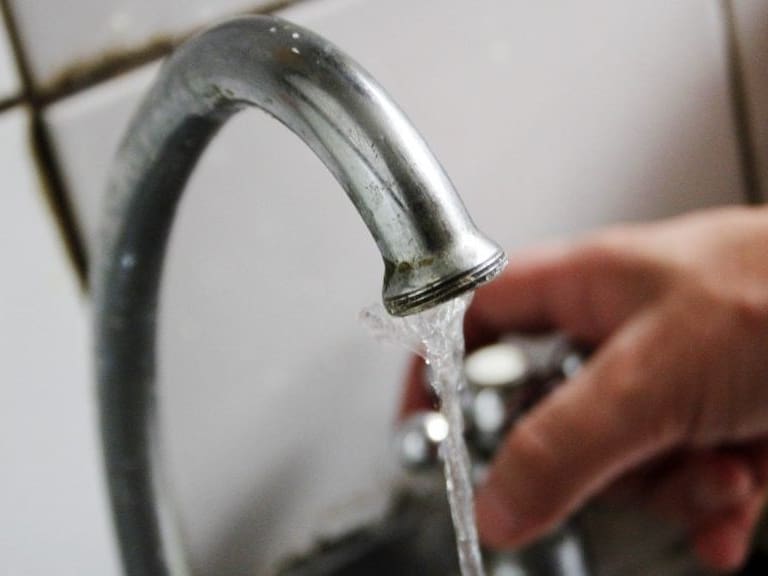 22 de Enero 2012/SANTIAGO
Corte de agua en diversas comunas de Santiago, afecta a capitalinos, tras aludes en el sector de San Jose de Maipo, el cual comenzo durante la madrugada y oficial mente a las 8:30 por parte de la compañía distribuidora del suministro básico.
FOTO: JOSE FRANCISCO ZUNIGA/AGENCIAUNO