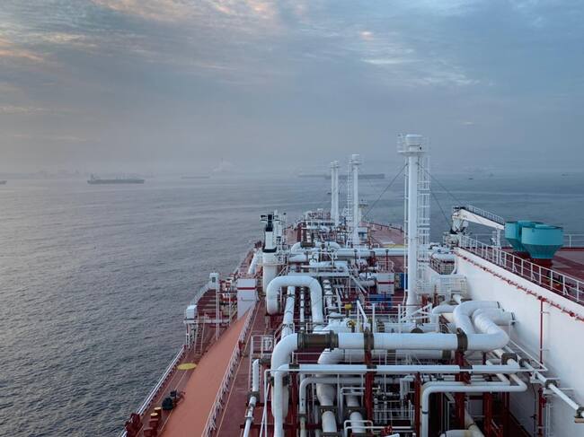 El buque Methane Beckie Anne que lleva la carga para Metrogas, con la que se recuperaría el suministro. Foto: Capitanía de Puerto de Quintero.