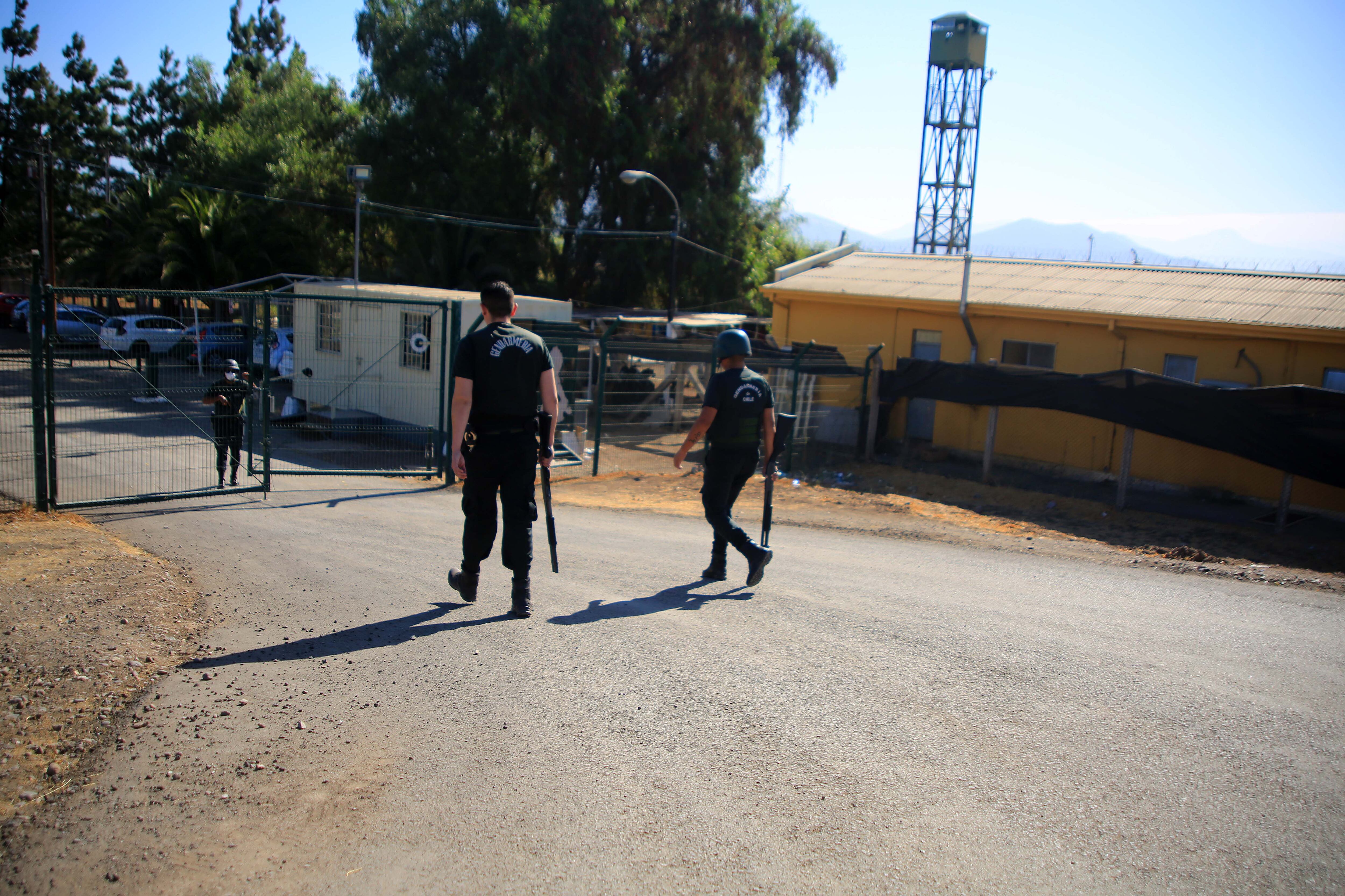 2 de abril 2020/ SANTIAGODos gendarmes ingresan armados con rifles al Penal de Punta Peuco ubicado en la comuna de til til, donde el Presidente Sebastian Piera enviar veto al Congreso para reponer disposiciones rechazadas en ley de indulto conmutativo, podran salir en libertad reos de Punta PeucoFOTO: Jose Francisco Zuiga /AGENCIAUNO