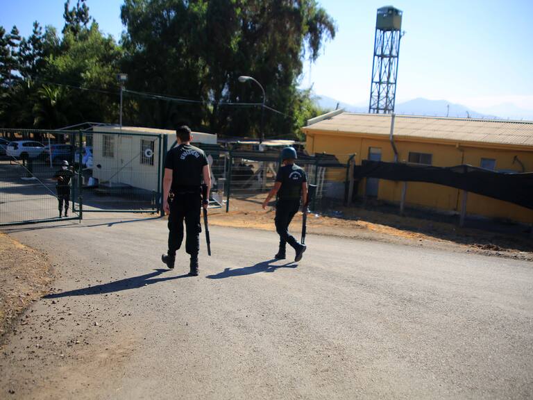2 de abril 2020/ SANTIAGO
Dos gendarmes ingresan armados con rifles al Penal de Punta Peuco ubicado en la comuna de til til, donde el Presidente Sebastian Piera enviar veto al Congreso para reponer disposiciones rechazadas en ley de indulto conmutativo, podran salir en libertad reos de Punta Peuco
FOTO: Jose Francisco Zuiga /AGENCIAUNO