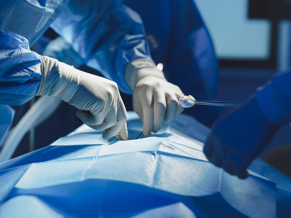 Médico colocó mal los tornillos en una operación y dejó a paciente que tenía escoliosis sin movilidad en sus piernas