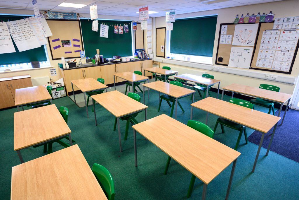 Una sala de clases vacía por el Covid-19 en Inglaterra