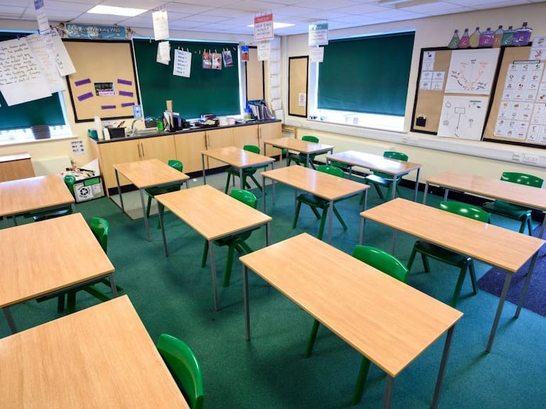 Una sala de clases vacía por el Covid-19 en Inglaterra