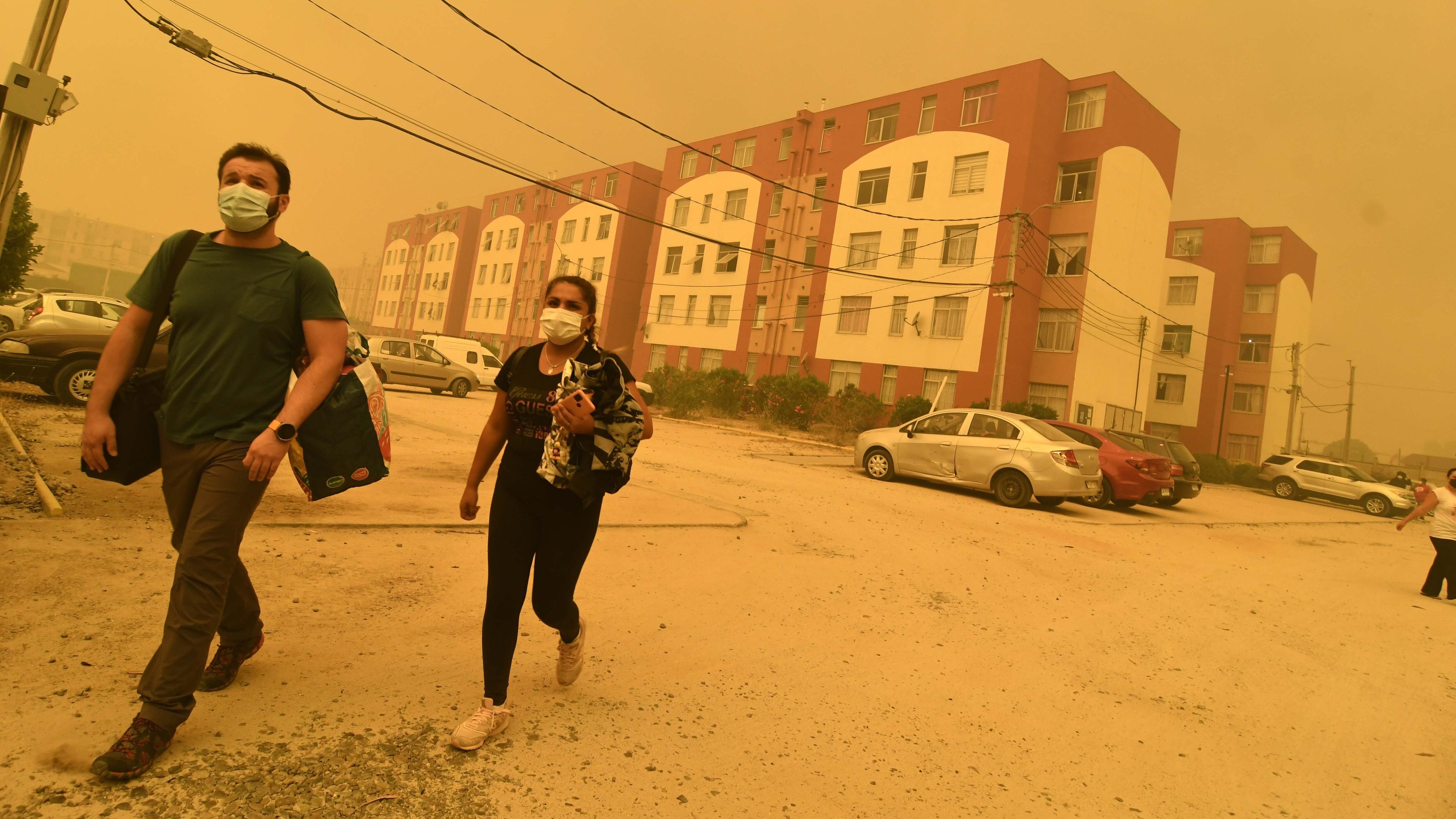 15 DE ENERO DE 2021 / QUILPUEPersonas evacuan un condominio el sector de Los Pinos y Colinas de Oro que llego a los celulares por parte de la Onemi debido al avance del incendio forestal que afecta a la zona.
FOTO: PABLO OVALLE ISASMENDI / AGENCIAUNO