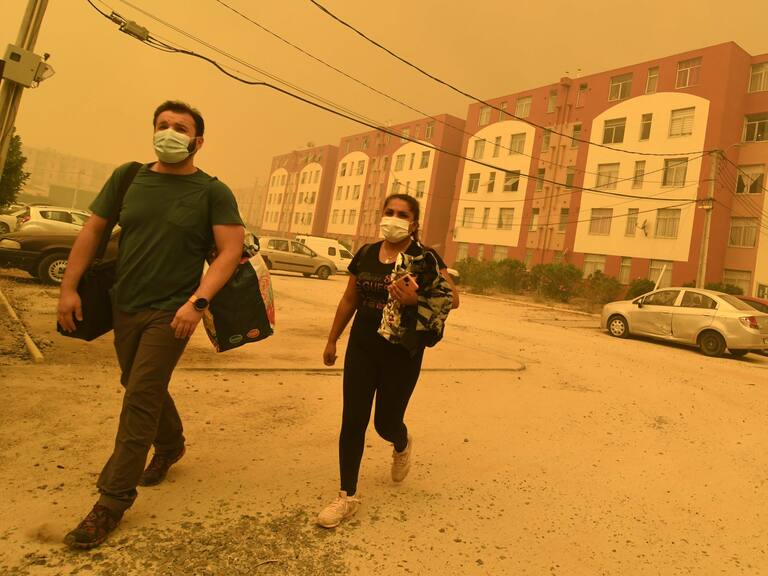 15 DE ENERO DE 2021 / QUILPUEPersonas evacuan un condominio el sector de Los Pinos y Colinas de Oro que llego a los celulares por parte de la Onemi debido al avance del incendio forestal que afecta a la zona.
FOTO: PABLO OVALLE ISASMENDI / AGENCIAUNO