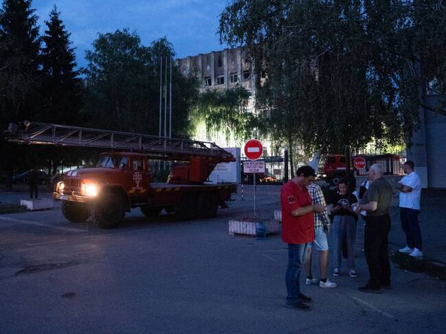 Bomberos salen de la escuela militar ucraniana atacada con dos misiles rusos en la ciudad de Poltava