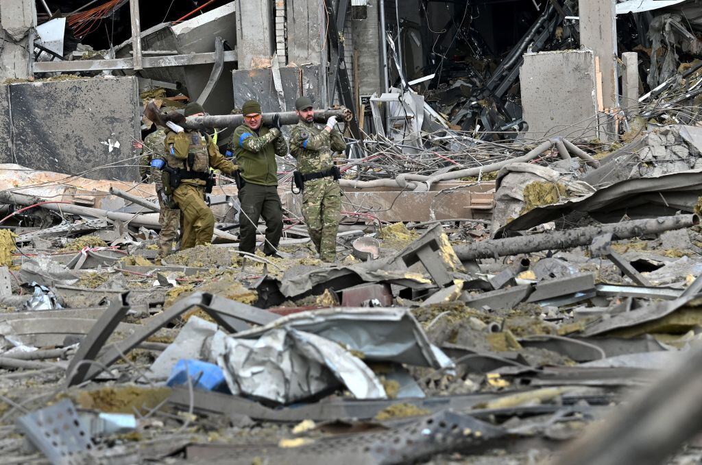 Militares ucranianos retiran restos de un cohete entre los escombros en Kiev