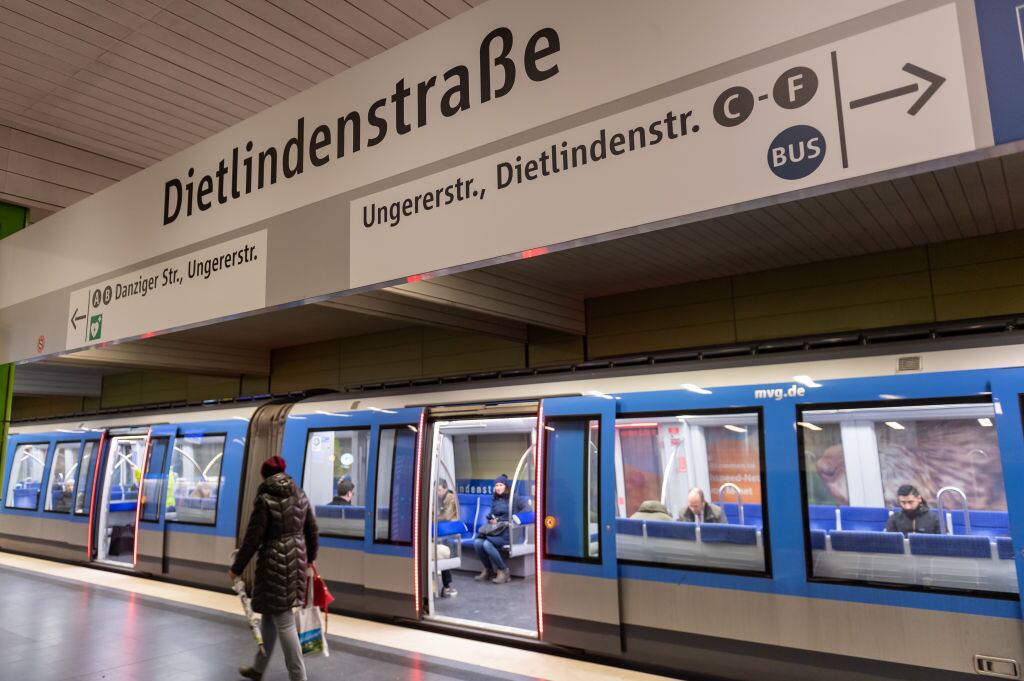 Un tren se encuentra detenido en la estación Dietlindenstraße de la línea seis del metro de Munich