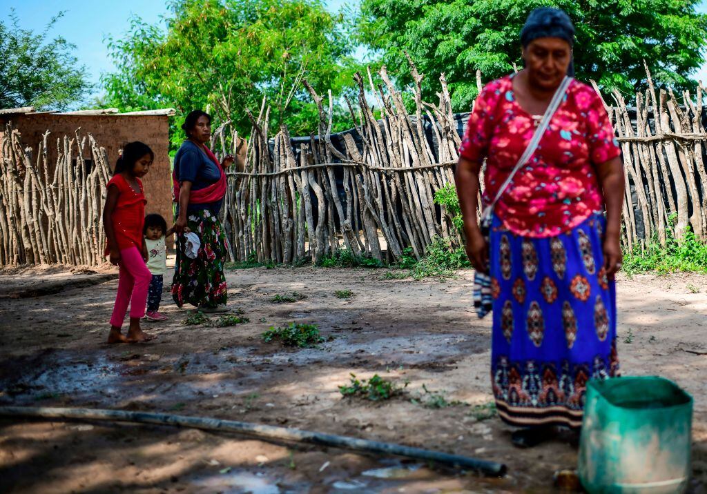 Una mujer espera la llegada del agua en la provincia de Salta en Argentina