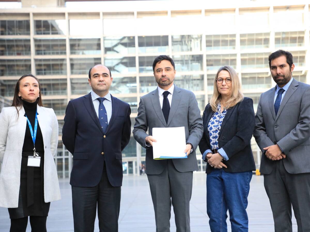 “Hay un gran abuso”: alcalde Carter presenta querella contra 24 médicos por emisión de licencias falsas