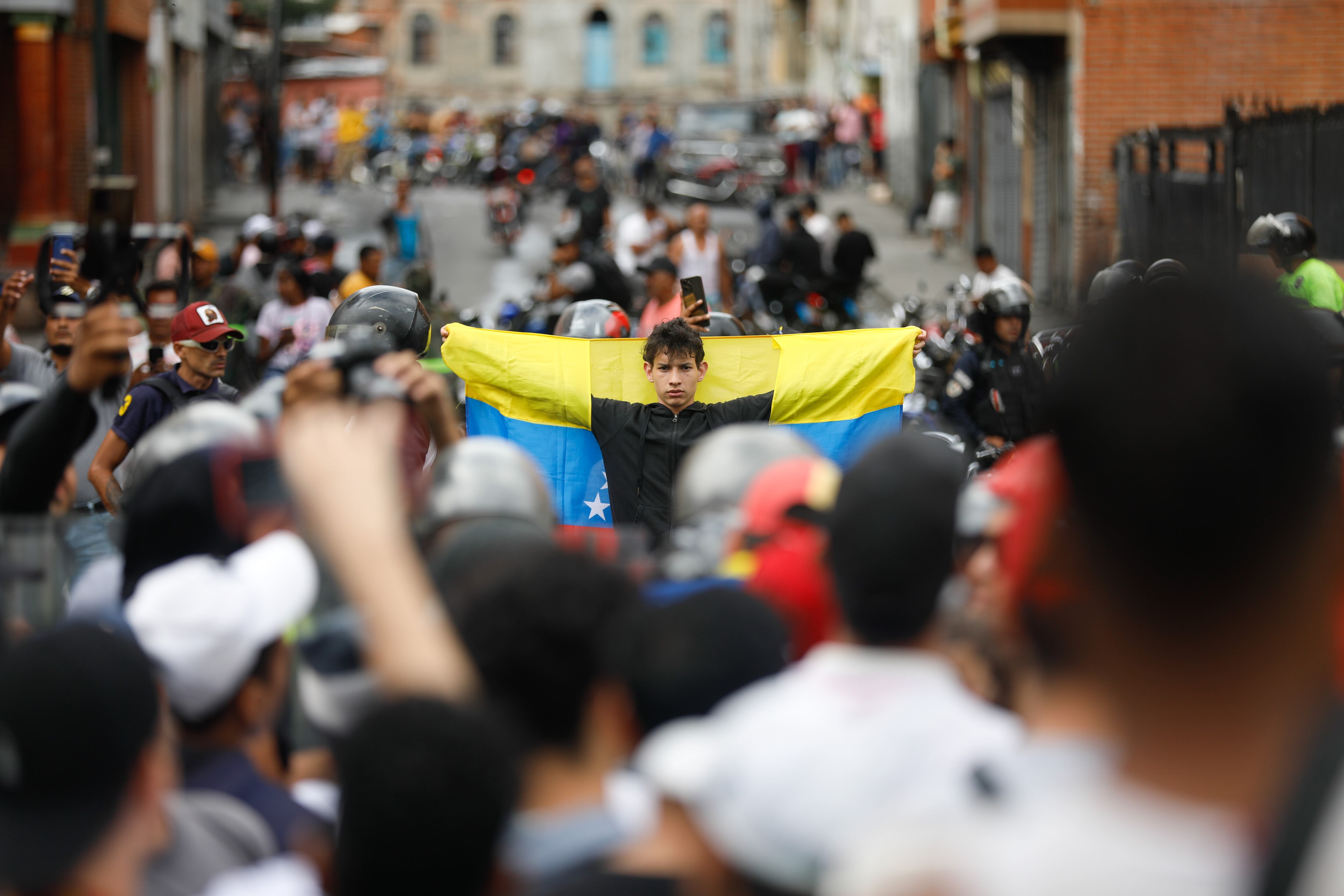 CARACAS, VENEZUELA - JULY 29: People gather to protest against reelection of Venezuelan President Nicolas Maduro for the 3rd term one day after the Venezuelan presidential elections in Caracas, Venezuela on July 29, 2024. Opposition supporters questioned electoral victory claimed by Venezuelan President Nicolas Maduro. (Photo by Pedro Rances Mattey/Anadolu via Getty Images)