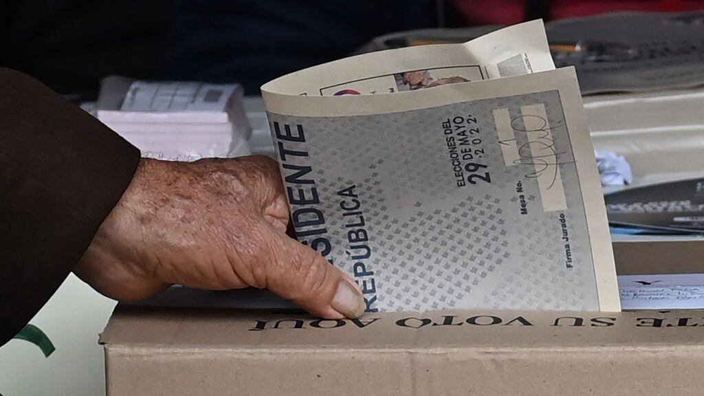 A man casts his vote during the Colombian presidential election, in Bogota on May 29, 2022. (Photo by Juan BARRETO / AFP) (Photo by JUAN BARRETO/AFP via Getty Images)