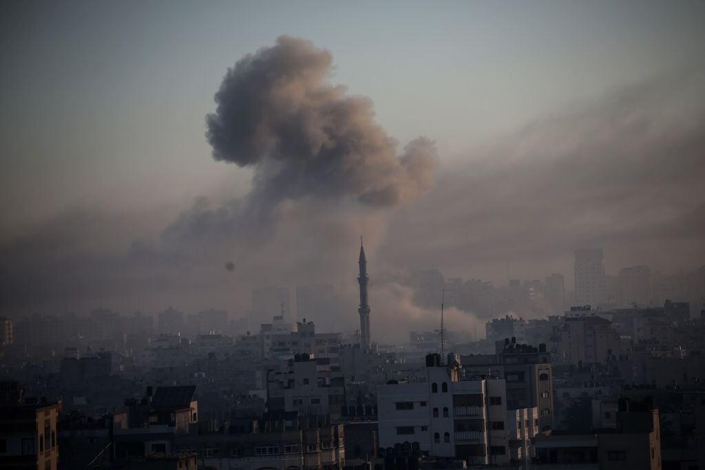 El humo se levanta tras los ataques aéreos de Israel sobre la Franja de Gaza