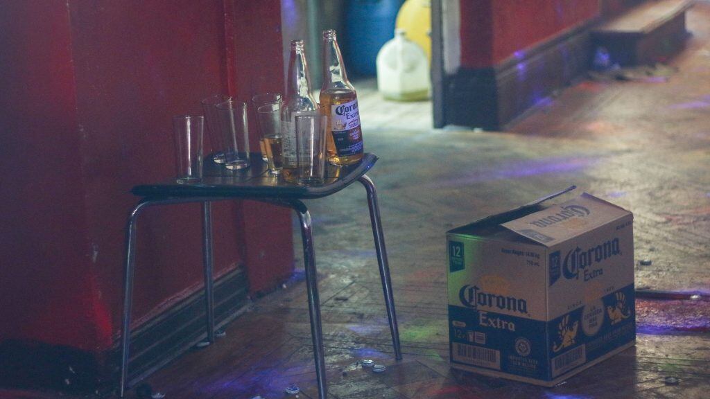 23 de mayo del 2020/SANTIAGOUnas botellas de cerveza y vasos sobre una silla en el local que se utilizó para una fiesta clandestina, en la comuna de Santiago, en la calle Copiapo, en lugar se constituyó, Carabineros y personal municipal donde se detuvo a 28 persona.
FOTO: SEBASTIAN BELTRAN GAETE/AGENCIAUNO