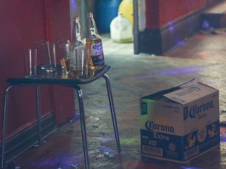 23 de mayo del 2020/SANTIAGOUnas botellas de cerveza y vasos sobre una silla en el local que se utilizó para una fiesta clandestina, en la comuna de Santiago, en la calle Copiapo, en lugar se constituyó, Carabineros y personal municipal donde se detuvo a 28 persona.
FOTO: SEBASTIAN BELTRAN GAETE/AGENCIAUNO