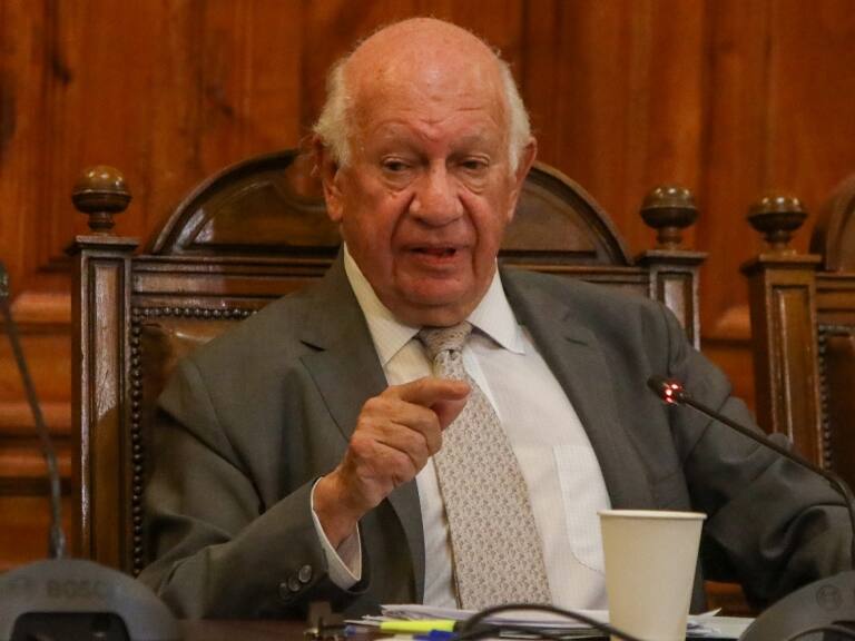 Expresidente Lagos sufre caída y termina con un corte en la cabeza