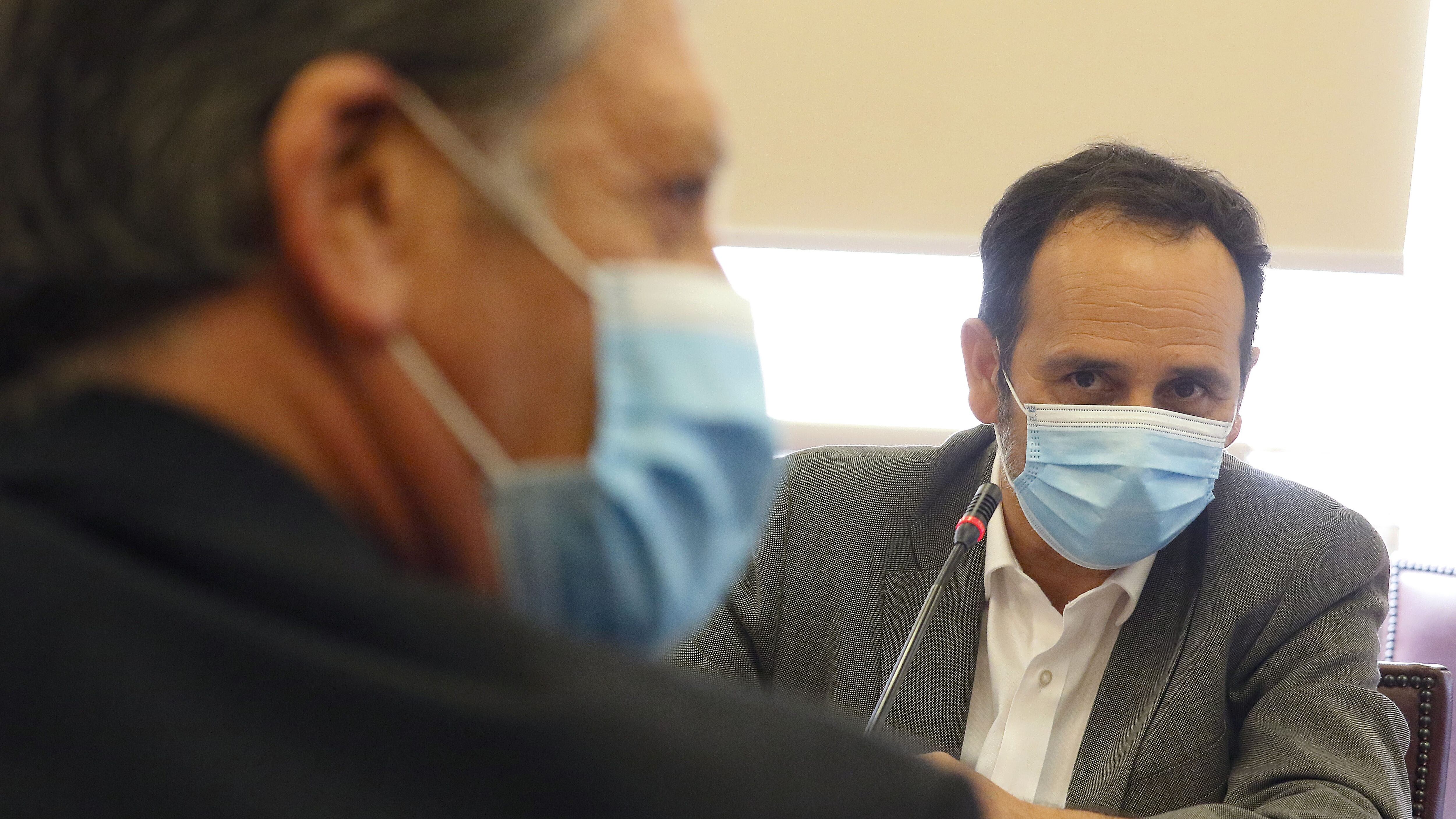 25 DE MAYO DE 2021/VALPARAISOEl diputado Pablo Lorenzini (i) y el diputado y presidente de la comisión, Daniel Nunez (d), durante la comisión de Hacienda de la Camara de Diputados, que discute la mocion de censura en contra de la presidencia de la comisión.
FOTO: LEONARDO RUBILAR CHANDIA/AGENCIAUNO