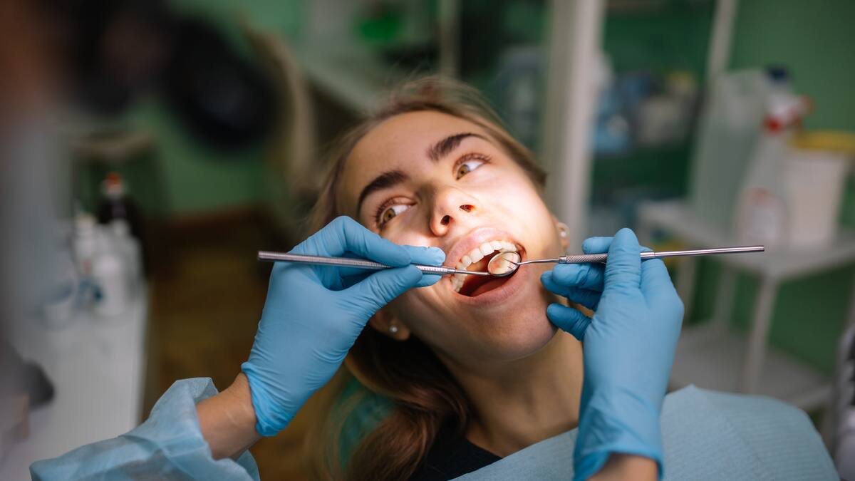 Bruxismo por estrés: Síntomas, causas y consejos de expertos para aliviar el dolor mandibular