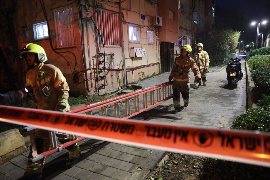 Equipos de emergencia llegaron a una zona residencial en la ciudad de Tel Aviv luego que un misil impactara en el centro de Israel