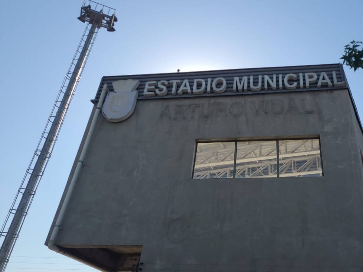 Retiran el nombre de Arturo Vidal al estadio Municipal de San Joaquín