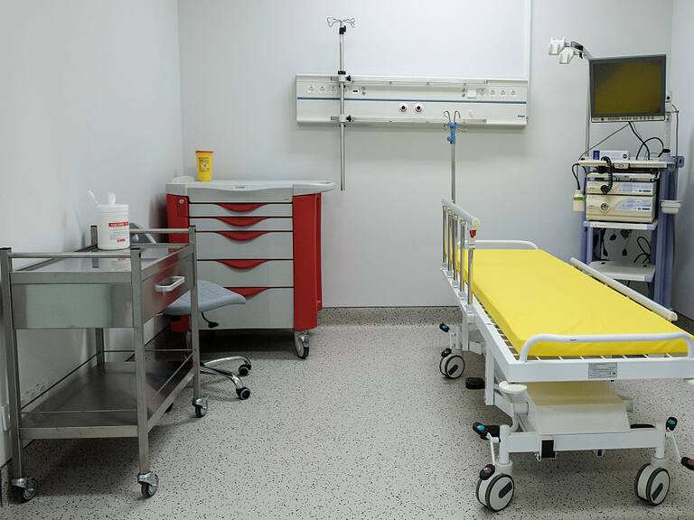 Cuando la salud y la legalidad chocan: Corte de Apelaciones ratifica clausura de centro oncológico en Vitacura