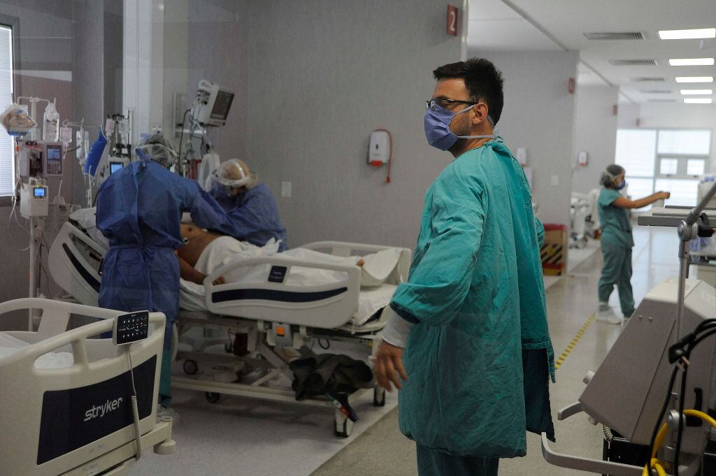 Trabajadores de la salud atienden a paciente Covid-19 en Mendoza
