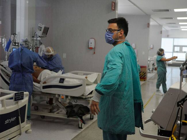 Trabajadores de la salud atienden a paciente Covid-19 en Mendoza