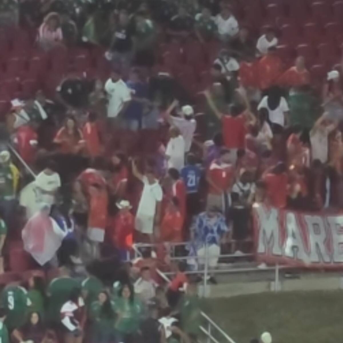 Chile acababa de vencer a México y lo que pasó en las tribunas no se vio en TV: ¡pelea a los golpes!
