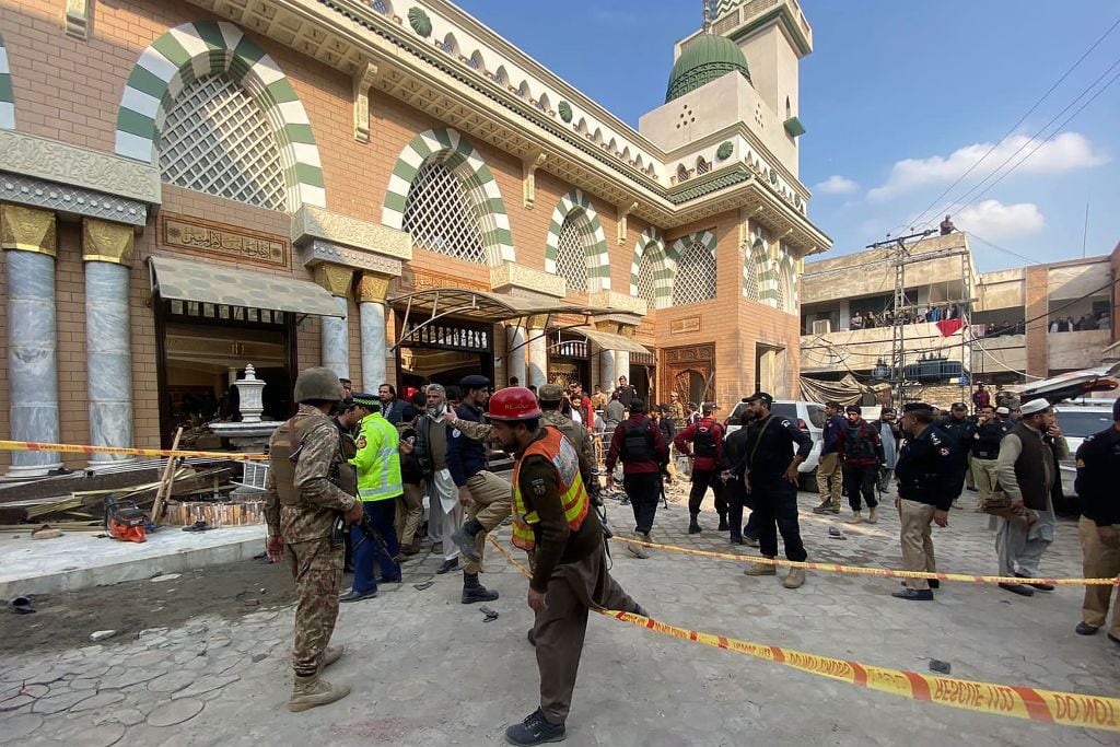 Seguridad vigila la zona del atentado en una mezquita de Pakistán