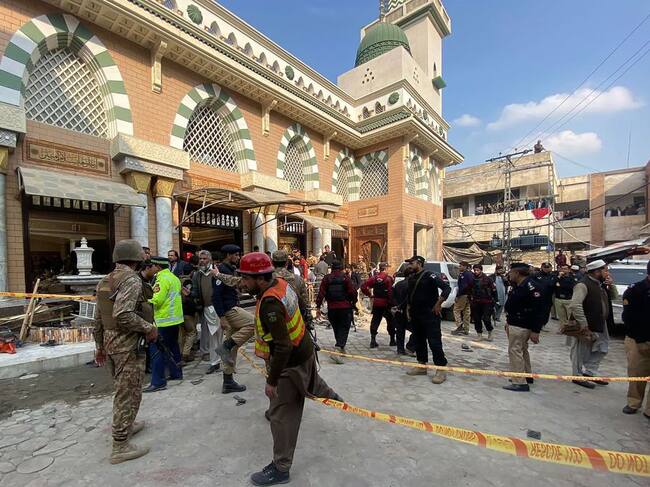 Seguridad vigila la zona del atentado en una mezquita de Pakistán
