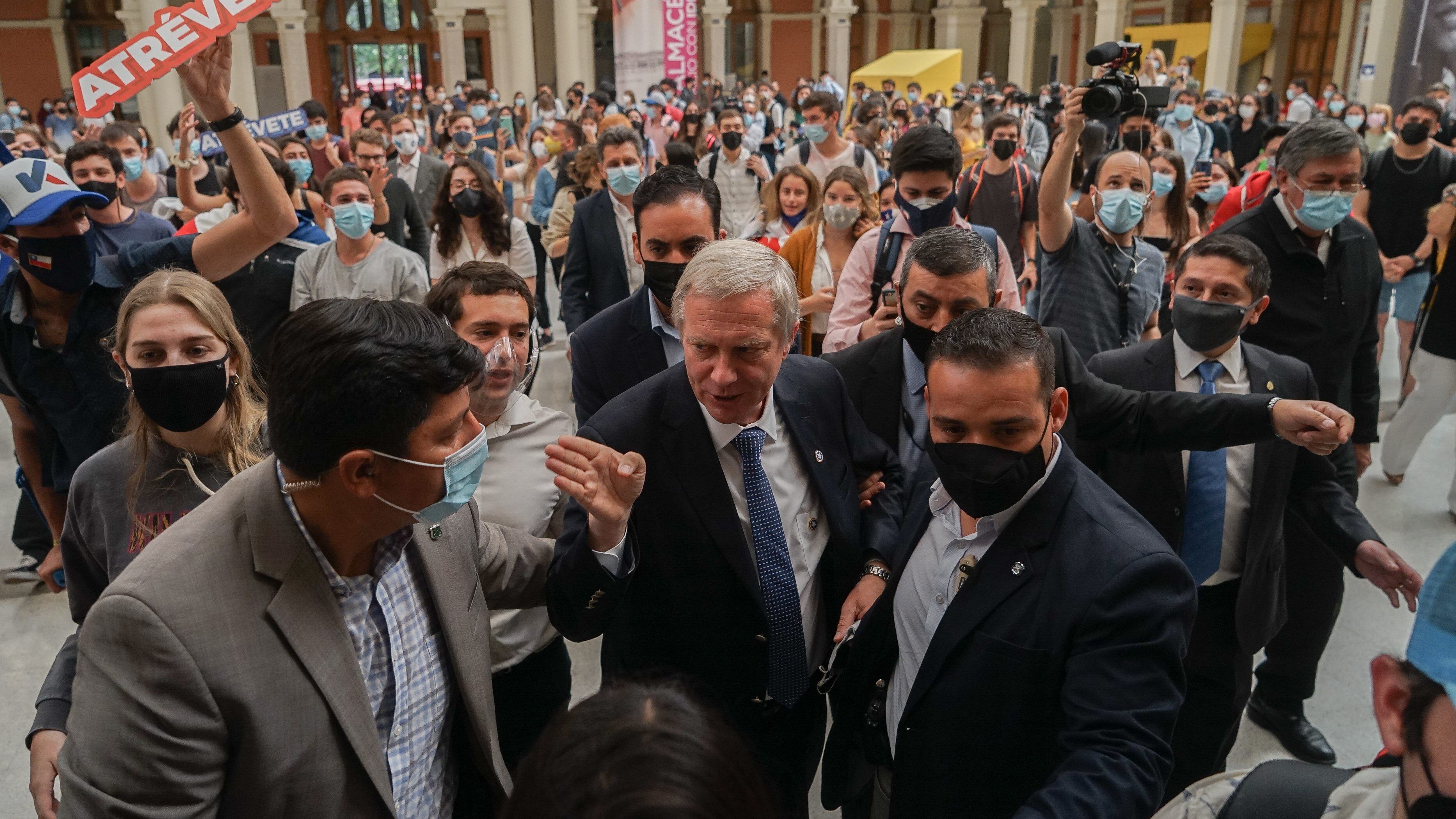 26 de octubre de 2021/SANTIAGOJosé Antonio Kast se retira en medio de adherentes tras el ciclo de charlas de candidatos presidenciales que se realiza en el Salón de honor de la Universidad Católica
FOTO: FRANCISCO CASTILLO /AGENCIAUNO