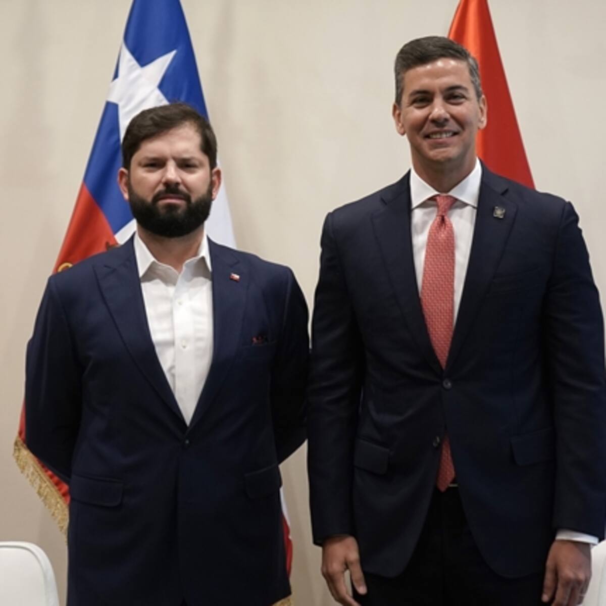Conversaron sobre el Corredor Bioceánico Vial: Presidente Boric se reúne con su par paraguayo Santiago Peña en Uruguay