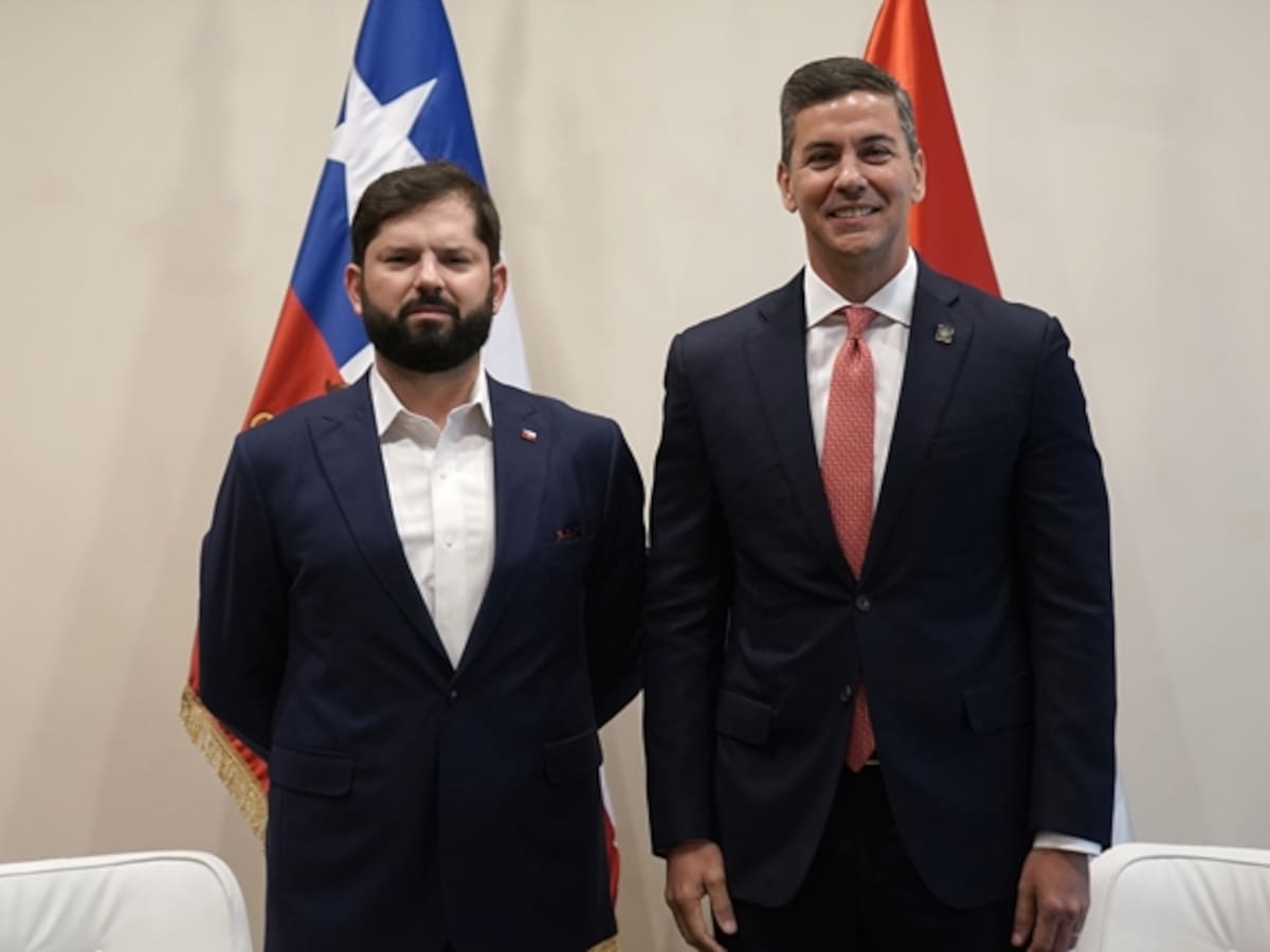 Conversaron sobre el Corredor Bioceánico Vial: Presidente Boric se reúne con su par paraguayo Santiago Peña en Uruguay