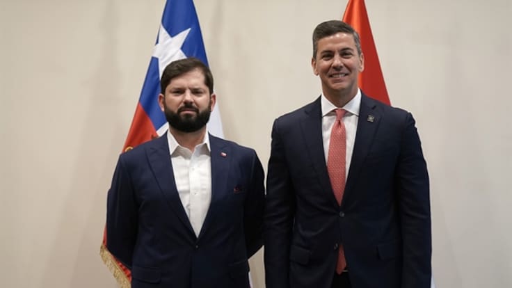 Conversaron sobre el Corredor Bioceánico Vial: Presidente Boric se reúne con su par paraguayo Santiago Peña en Uruguay