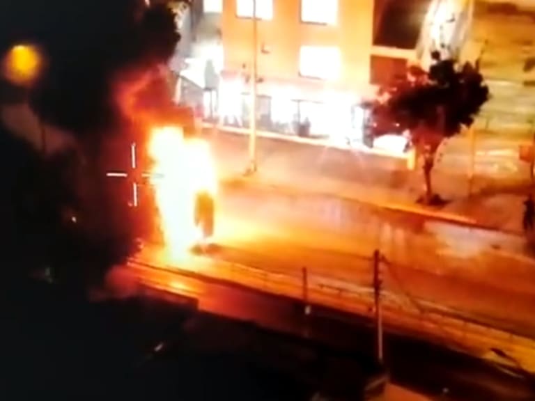 Encapuchados prenden fuego a un bus del transporte público en Estación Central