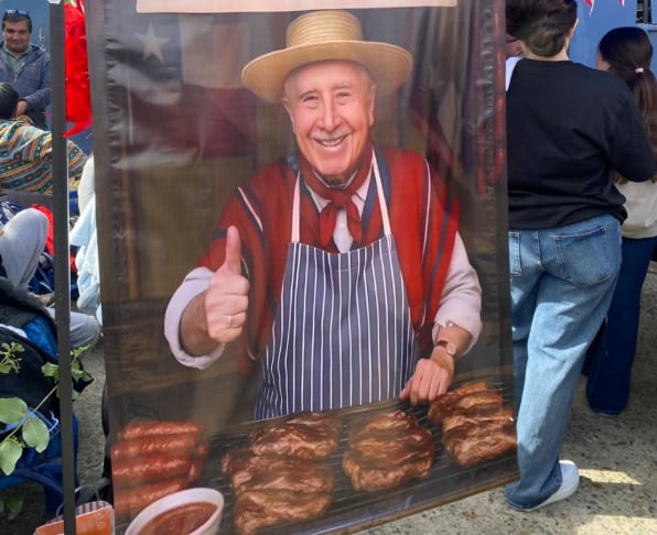 Fonda escolar con alusión a Augusto Pinochet