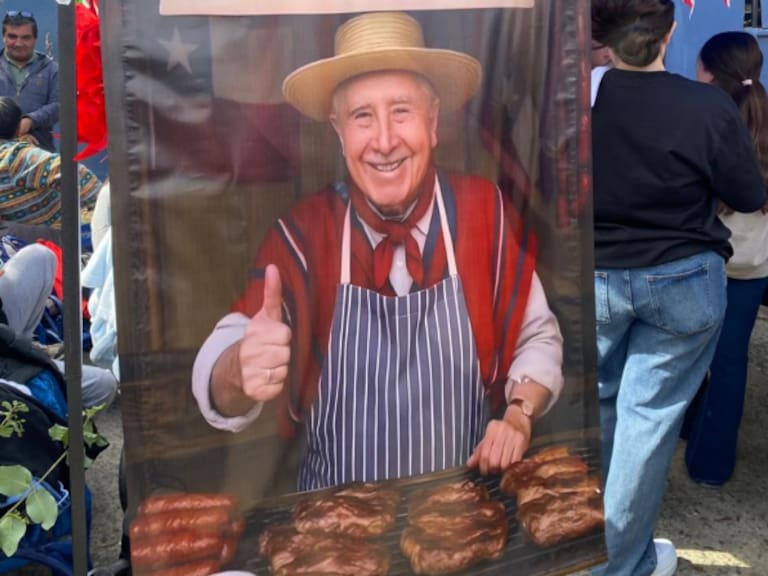 Fonda escolar con alusión a Augusto Pinochet