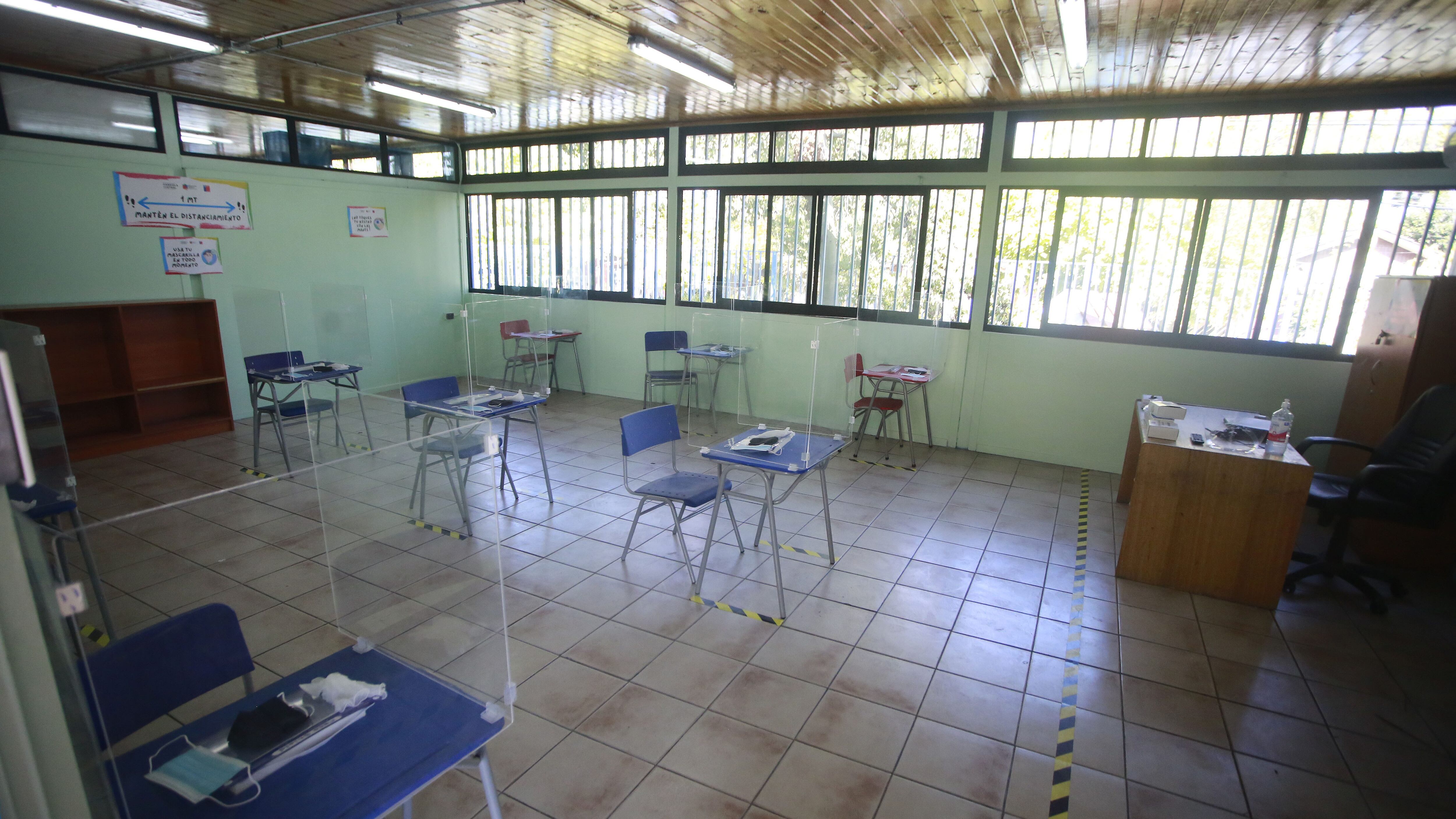 22 de febrero del 2021/SantiagoEl ministro de Educación, Raúl Figueroa, junto a la directora de Educación Pública, Alejandra Grebe recorren las instalaciones de la Escuela José Bernardo Suárez de Macul para supervisar los protocolos de seguridad del establecimiento a días del inicio del año escolar.
FOTO: KARIN POZO/AGENCIAUNO