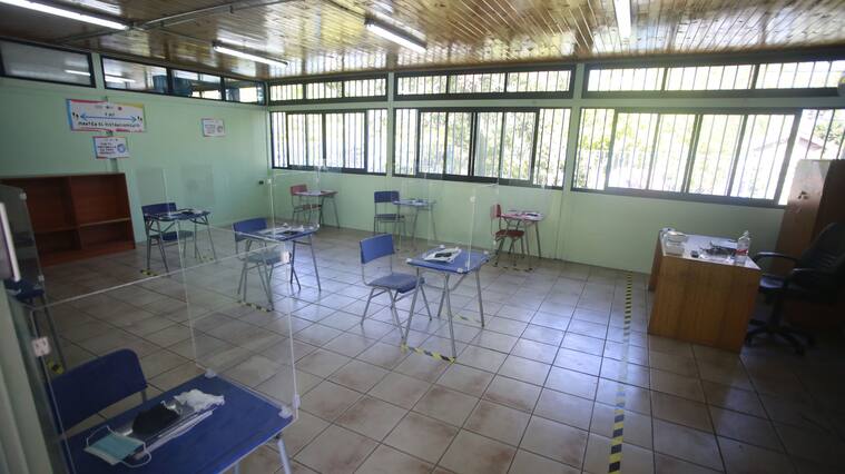 22 de febrero del 2021/SantiagoEl ministro de Educación, Raúl Figueroa, junto a la directora de Educación Pública, Alejandra Grebe recorren las instalaciones de la Escuela José Bernardo Suárez de Macul para supervisar los protocolos de seguridad del establecimiento a días del inicio del año escolar.
FOTO: KARIN POZO/AGENCIAUNO