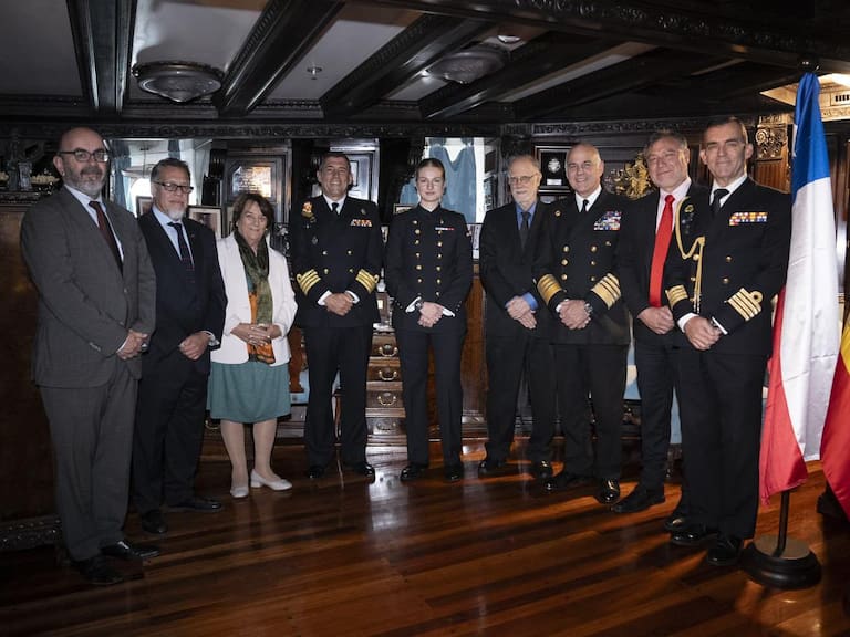 Princesa Leonor llega a Valparaíso en viaje de instrucción militar y se reúne con ministra de Defensa