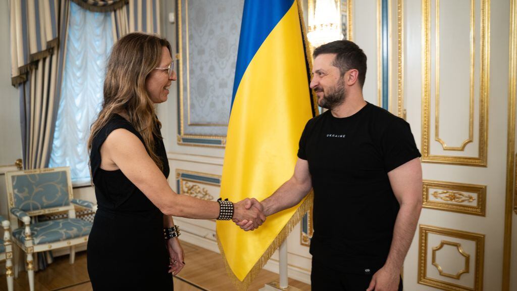 La periodista Andrea Moletto junto al presidente de Ucrania, Volodimir Zelenski. / Cedida.