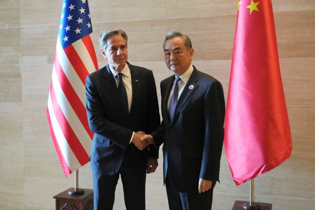 El secretario de estado de EEUU, Antony Blinken, y el ministro de relaciones exteriores de China, Wang Yi, durante un foro internacional en Laos