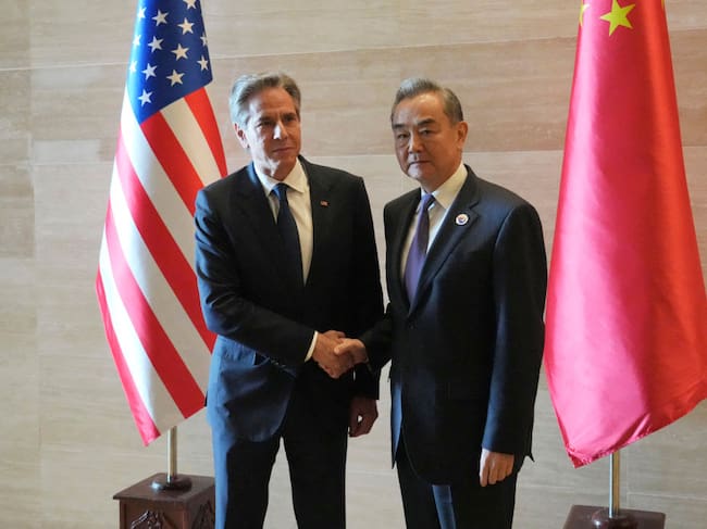 El secretario de estado de EEUU, Antony Blinken, y el ministro de relaciones exteriores de China, Wang Yi, durante un foro internacional en Laos