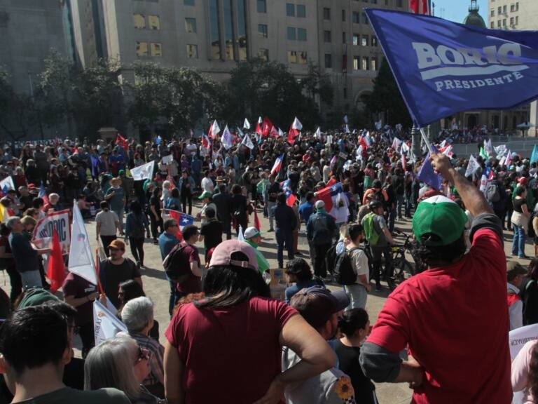 Adherentes del Presidente Boric se manifiestan en apoyo al Mandatario en Plaza de la Constitución