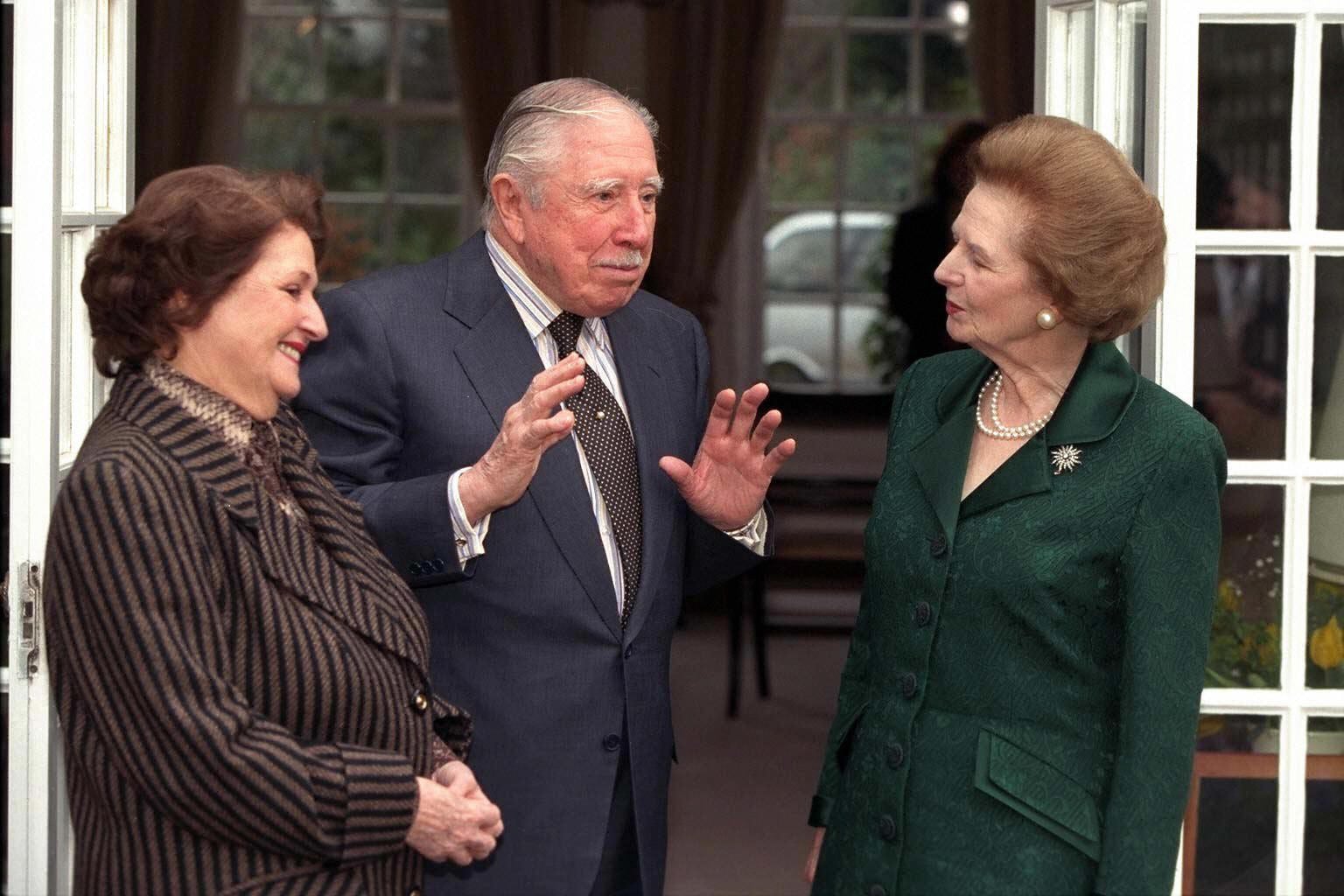 Dictador Augusto Pinochet y su esposa, siendo visitados por Margaret Thatcher en su residencia temporal mientras estaban bajo arresto domiciliario en Wentworth en Surrey, Gran Bretaña. (Getty Images)