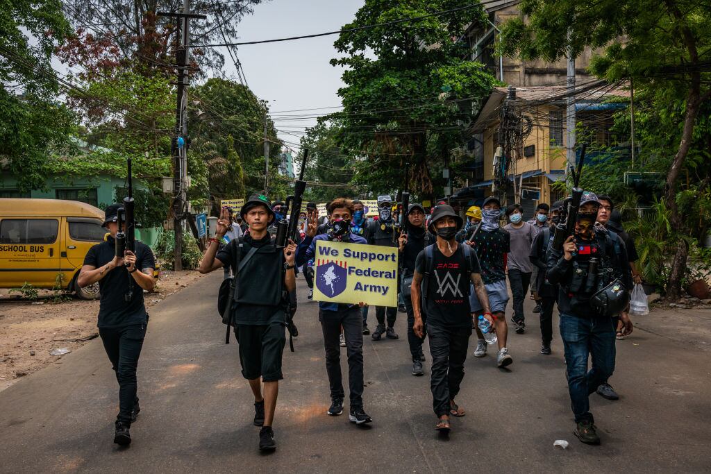Manifestantes usan armas para defenderse de la policía en Rangún