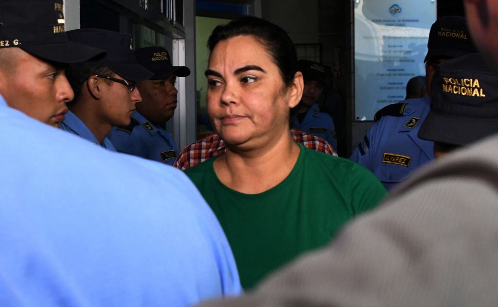Ex primera dama de Honduras, Rosa Elena Bonilla, saliendo de tribunales