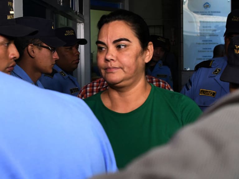 Ex primera dama de Honduras, Rosa Elena Bonilla, saliendo de tribunales